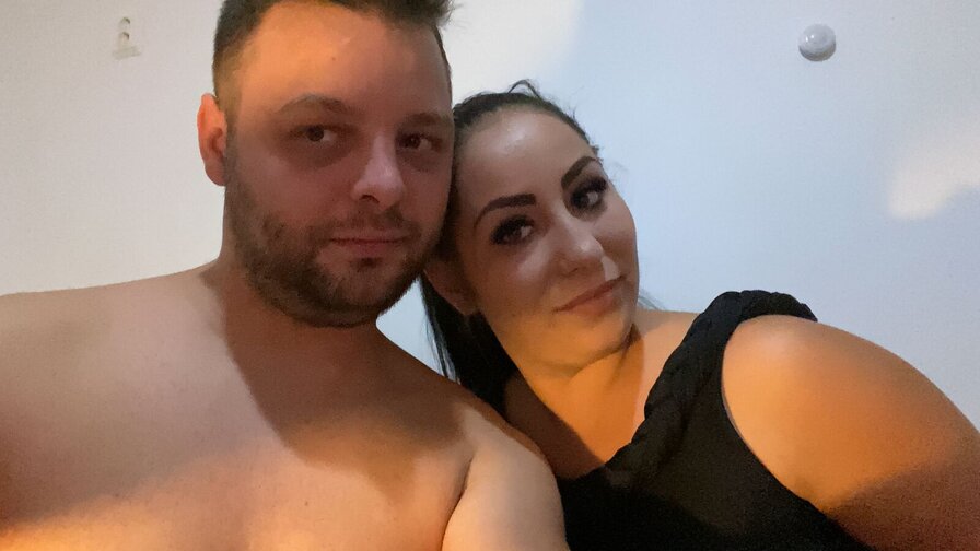 Free Live Sex Chat With IzaandDanny