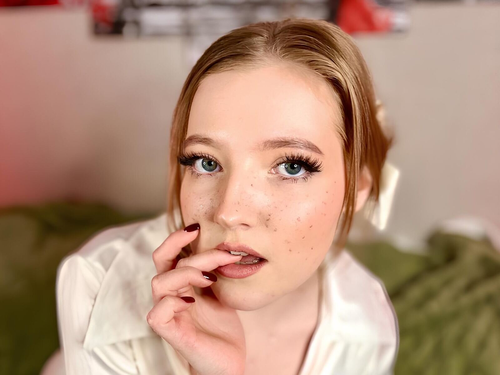 Free Live Sex Chat With BloomLean