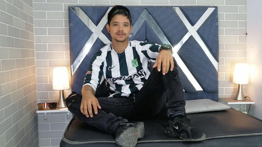 Free Live Sex Chat With CamiloRose