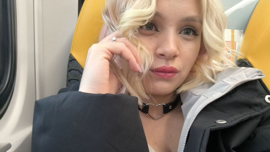 Free Live Sex Chat With EmmaRude