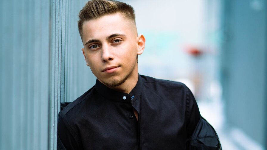 Free Live Sex Chat With LandonMiller