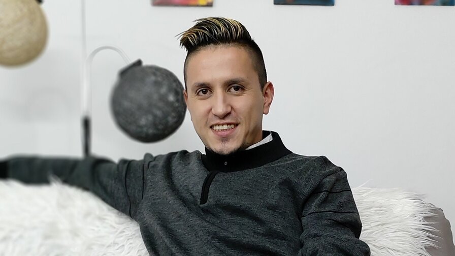Free Live Sex Chat With LeoCris