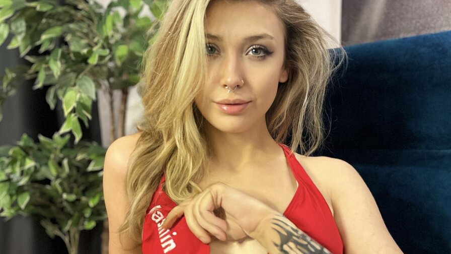 Free Live Sex Chat With MiaMoorman
