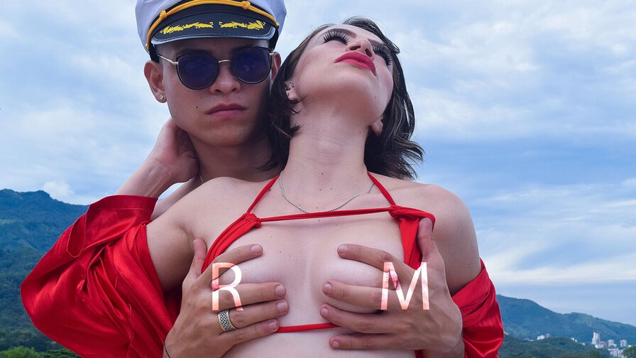 Free Live Sex Chat With RouwsAndMorgan
