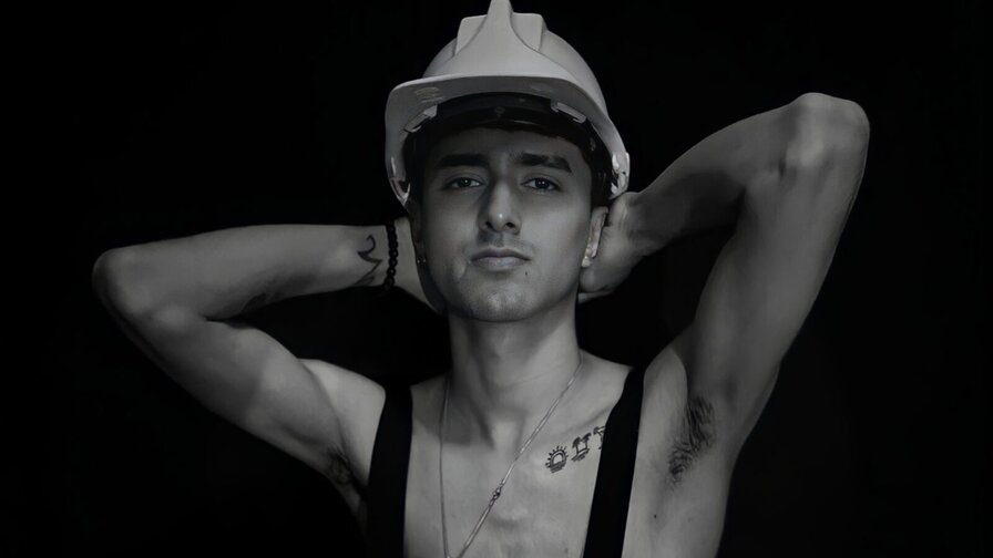 Free Live Sex Chat With TonnyCarter